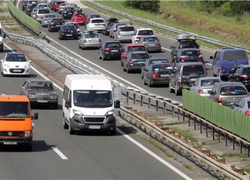 Zastoji i kolone zbog gustog prometa i radova na cestama