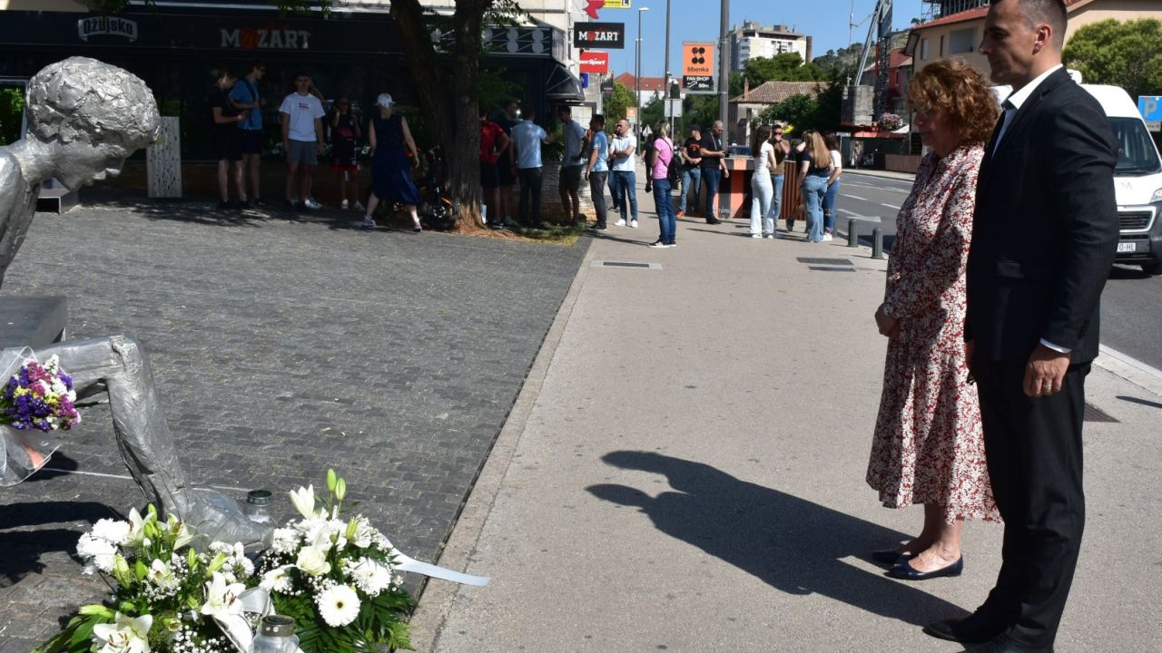 Župan Rakić položio cvijeće kod spomenika Draženu Petroviću i Draženovog koša