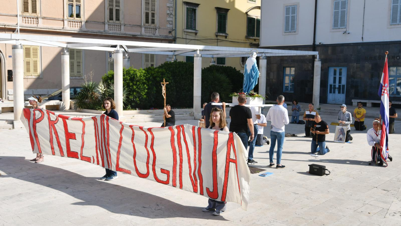 Molitelji opet klečali pred gradskom upravom, pogled prema Poljani skrivale aktivistice