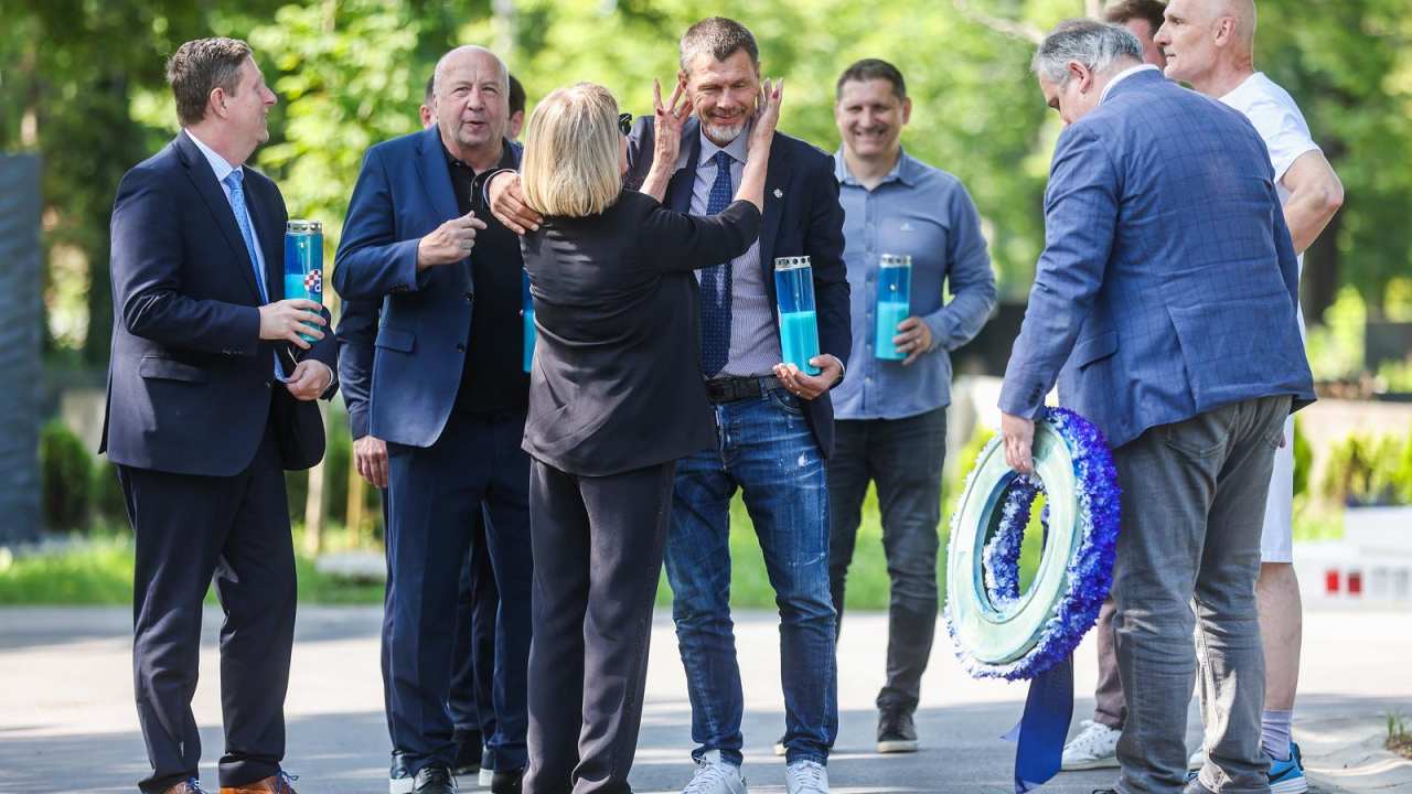 Zagrlio Biserku: Bobana savladale emocije na grobu njegovog prijatelja Dražena