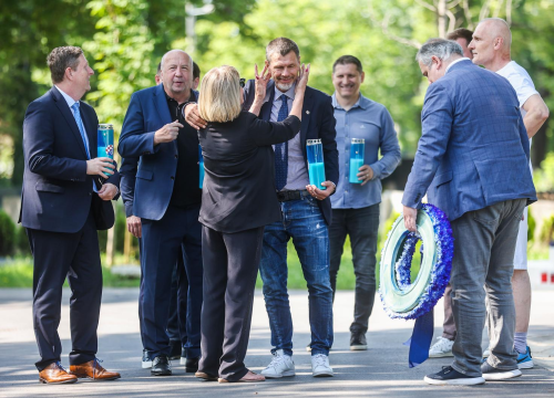 Zagrlio Biserku: Bobana savladale emocije na grobu njegovog prijatelja Dražena