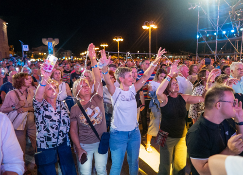 Prva večer CMC festivala u Vodicama oduševila publiku: The Frajle zagrijale atmosferu, Mladen Grdović izazvao delirij na rivi