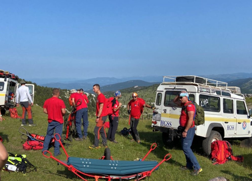 Fotografija 11 - Nesvakidašnji uspon na Dinaru: Uz pomoć HGSS-ovaca i planinara u kolicima osvojio najviši vrh Hrvatske