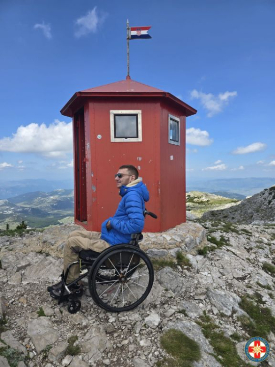 Nesvakidašnji uspon na Dinaru: Uz pomoć HGSS-ovaca i planinara u kolicima osvojio najviši vrh Hrvatske