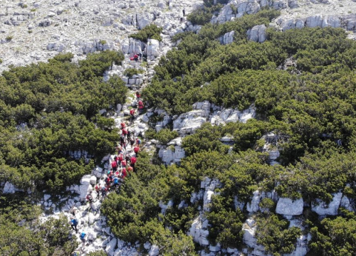 Fotografija 5 - Nesvakidašnji uspon na Dinaru: Uz pomoć HGSS-ovaca i planinara u kolicima osvojio najviši vrh Hrvatske