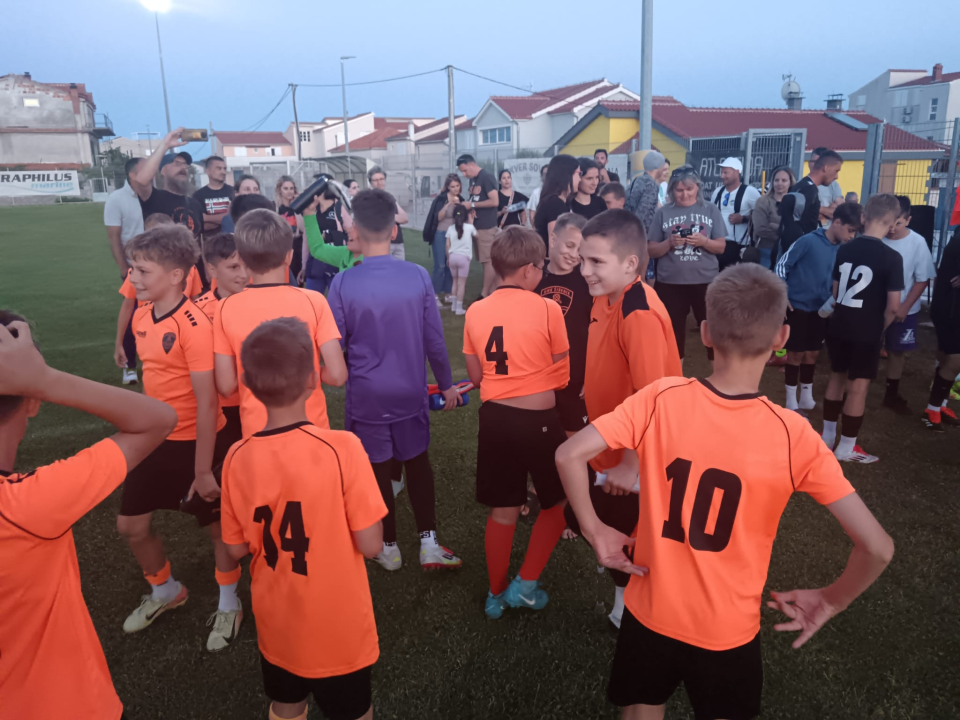 FOTO Ekipa Šibenika U11 prva na tribunjskom, četvrta na drniškom turniru