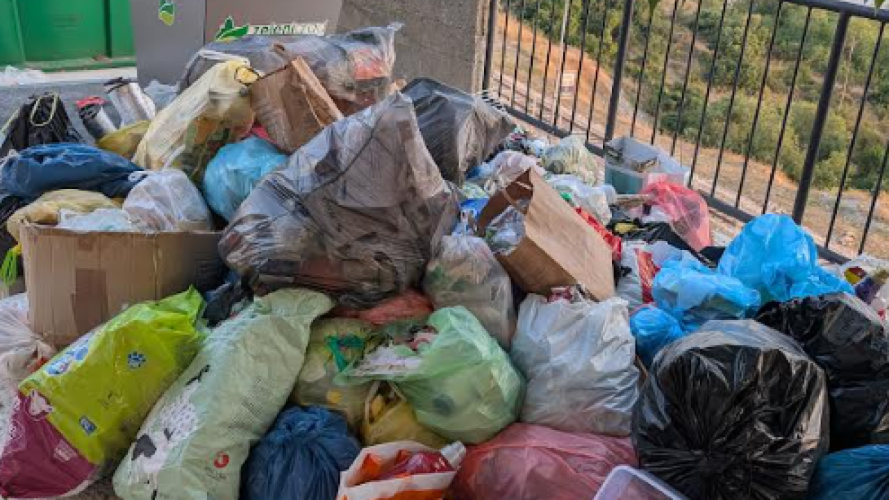 Stanari u Ulici Stjepana Radića 'guše se' od smrada: 'Kontejnera nema, smeće stoji na plus 35'