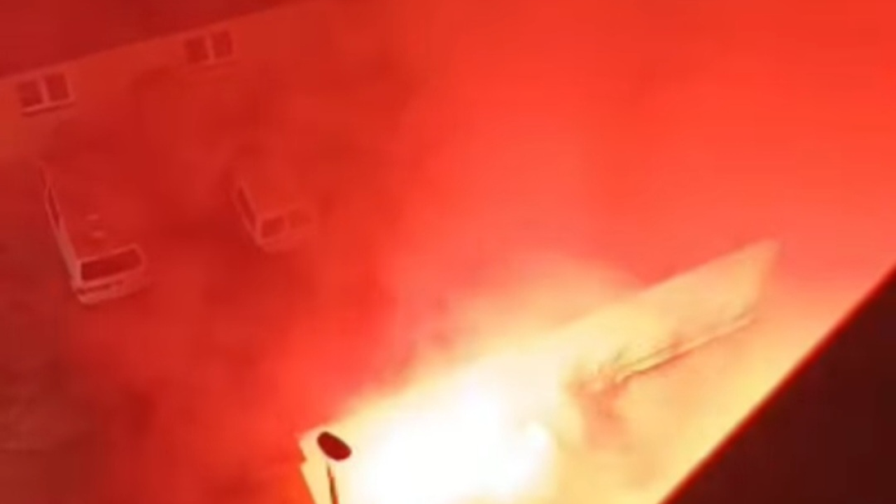 Torcida blokirala centar Šibenika: Navijači zapalili baklje ispred šibenskog zatvora