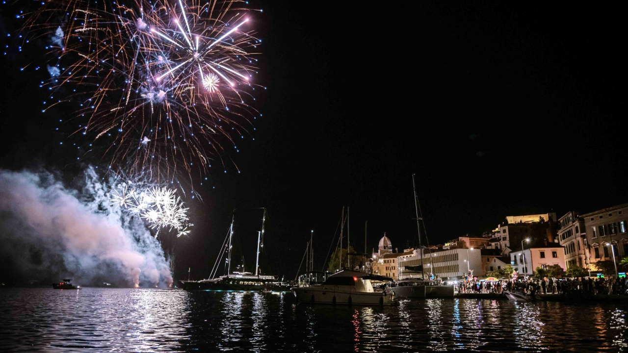Zabava u Šibenskoj noći: Grupa Rišpet ispred Županije i spektakularni vatromet na rivi