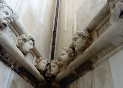 Od najranijih zapisa: U 14. i 15. stoljeću većina Šibenčana još nije imala prezime, dok ih u zaleđu nije imao nitko