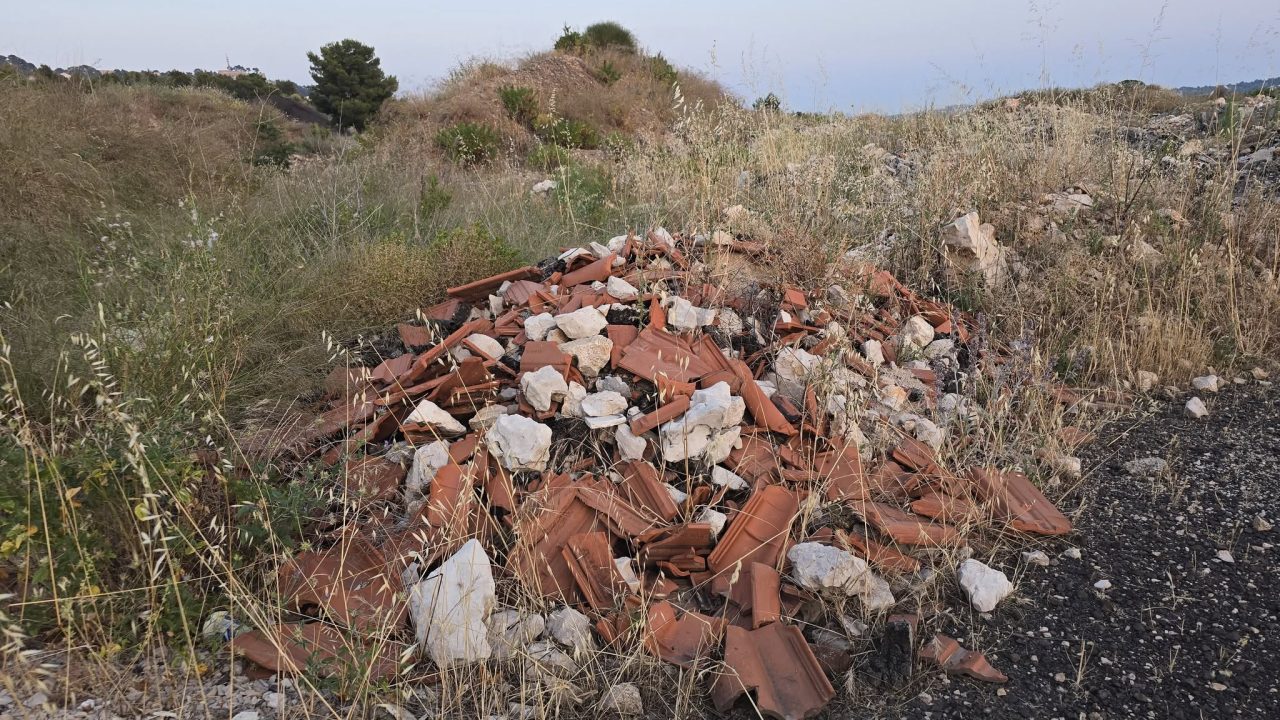 Dok čekamo na hotele, stanove i dvoranu, na Batiželama niknulo divlje odlagalište otpada