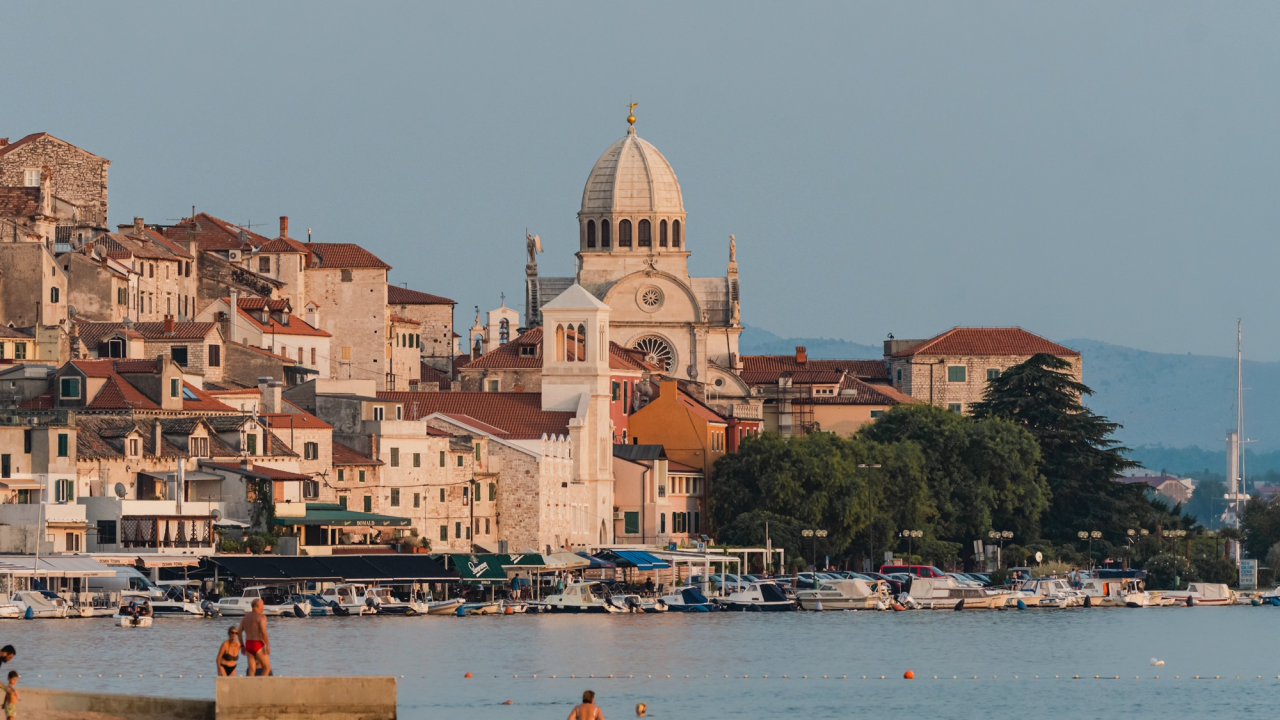 Danas većinom sunčano i vruće uz slab vjetar