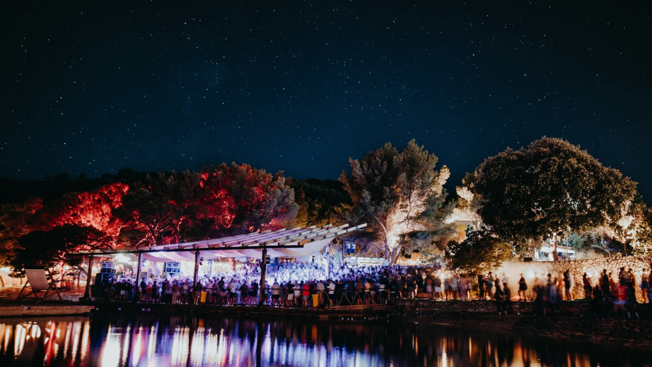Tisno postaje epicentar elektronske glazbe: Čak 8 vrhunskih festivala i Barbarellas afteri garantiraju ljeto za pamćenje
