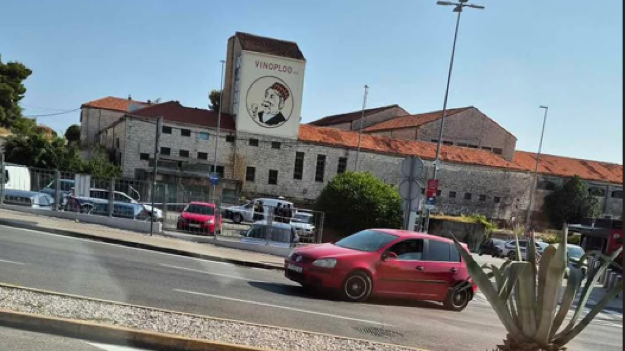 Pucanj iz vatrenog oružja kod Kauflanda u Šibeniku: Ozlijeđeni muškarac prevezen u bolnicu