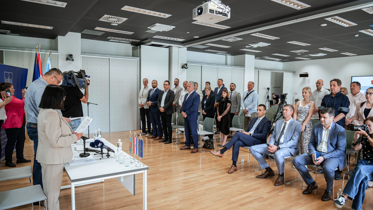 Ante Galić predsjednik Županijske skupštine, Baranović i Gulam potpredsjednici. Potonjeg Petrina nazvao izdajnikom: 'To je talog i gnjida društva'