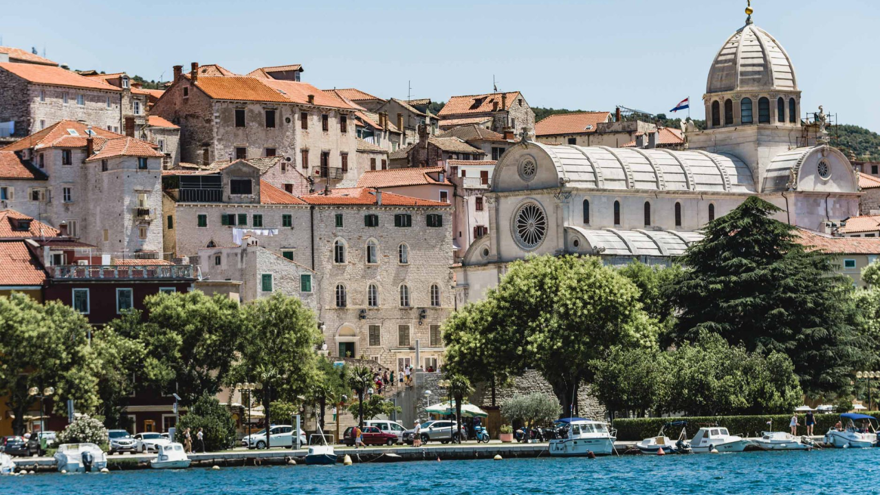 Danas sunčano, u zaleđu popodne mogući pljuskovi