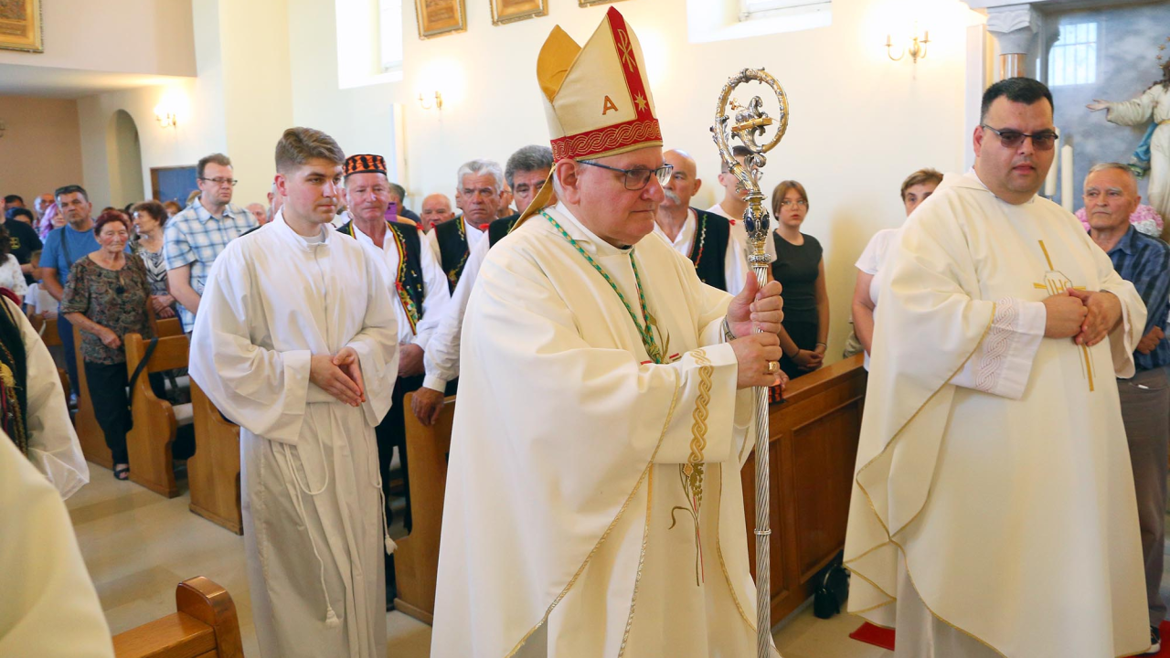 Crkva zataškava oduzimanje ovlasti biskupu Rogiću: 'Iza svega se krije pronevjera ili veliki skandal'