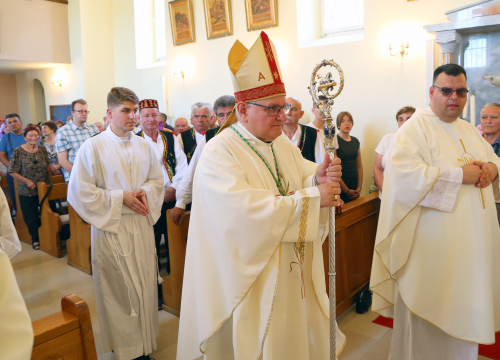 Crkva zataškava oduzimanje ovlasti biskupu Rogiću: 'Iza svega se krije pronevjera ili veliki skandal'