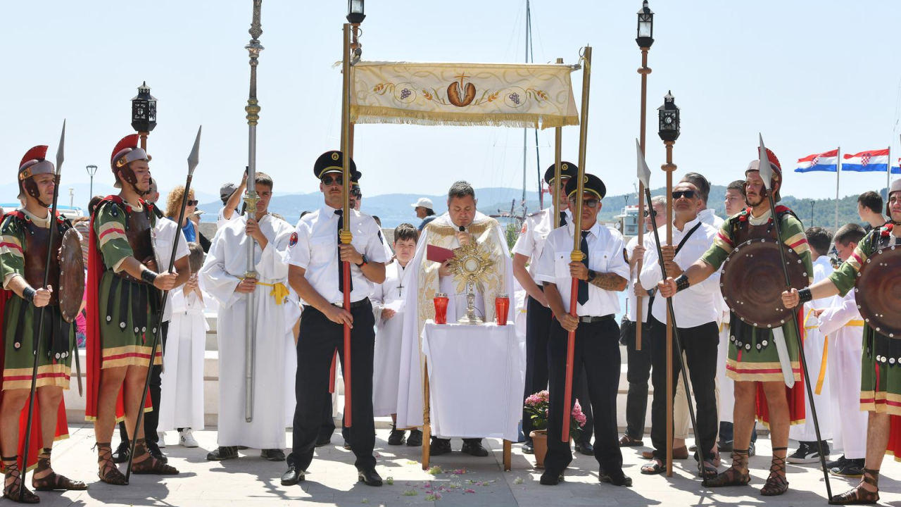 Vjernici u Vodicama obilježili blagdan Tijelova svečanom procesijom