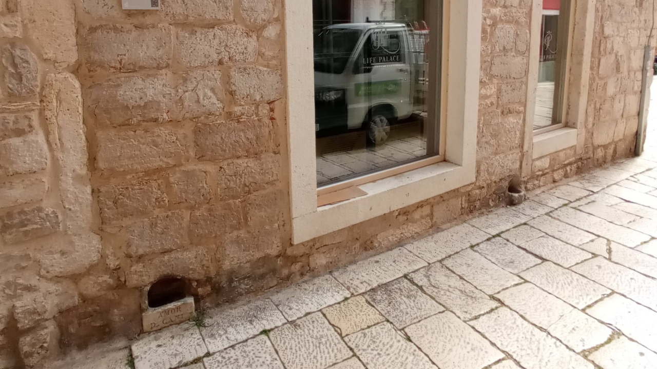 Šibenska ‘urbana legenda’ da je posudica za pse u Kalelargi iz 16. stoljeća samo je još jedna u nizu netočnih priča