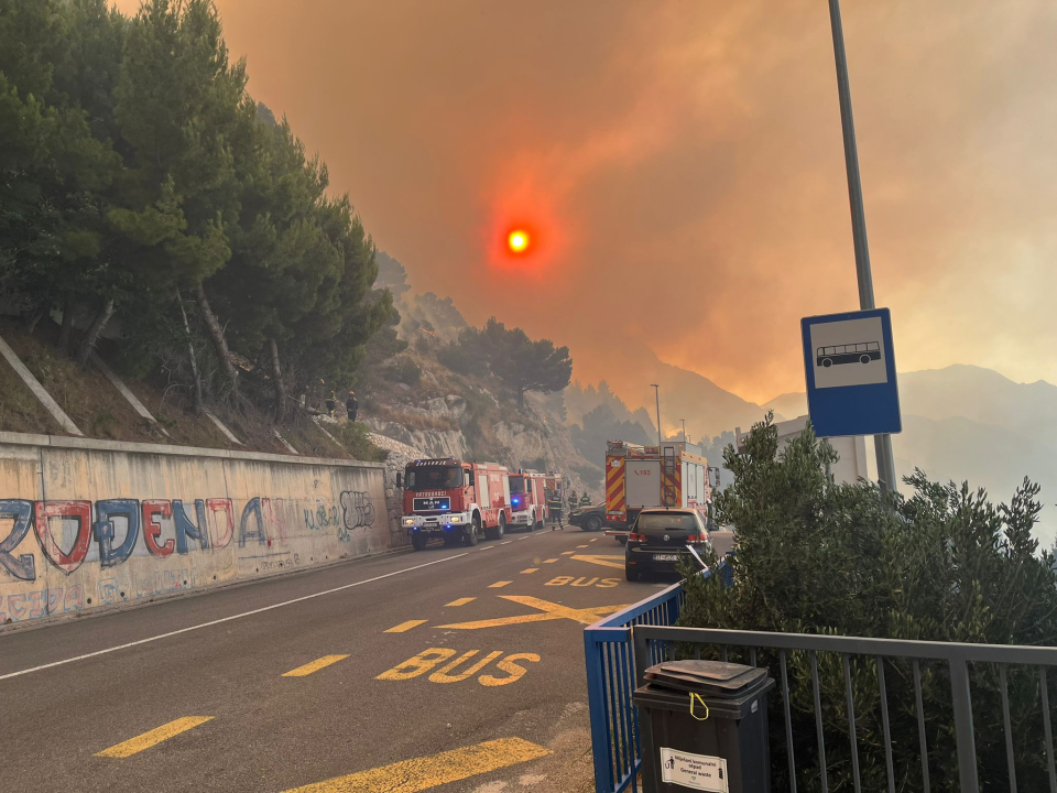 Ogroman požar u Pisku, vatrogascima bura otežava posao: Zatvoren promet na magistrali