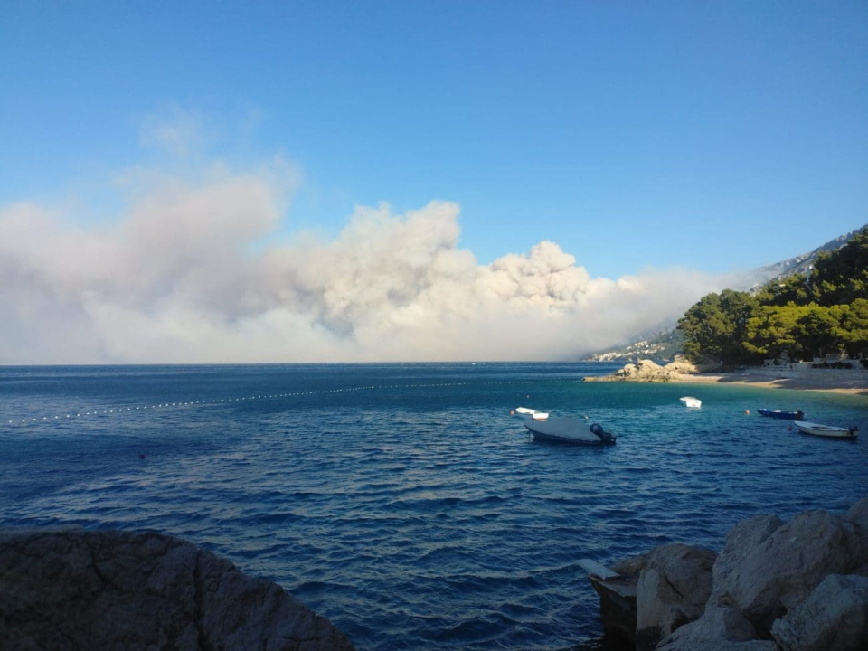 Ogroman požar u Pisku, vatrogascima bura otežava posao: Zatvoren promet na magistrali