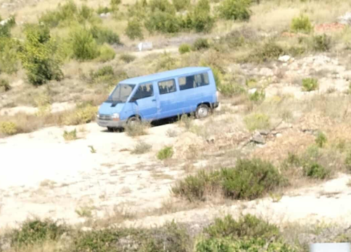 Misteriozni kombi kod Šibenika parkiran skoro dvije godine: 'Putokaz za turiste ili novo mjesto za odlaganje otpada'