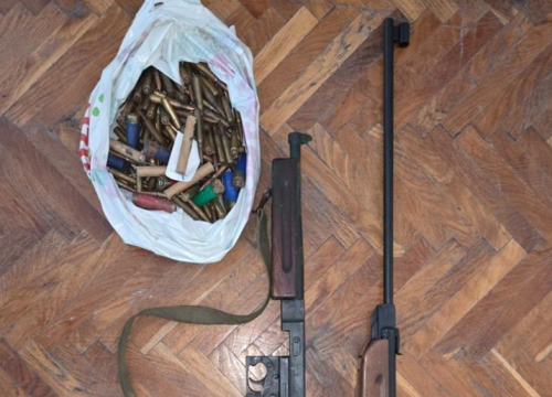 Izbio požar u kući u Erveniku, policija pronašla puške, mitraljeze i pištolj