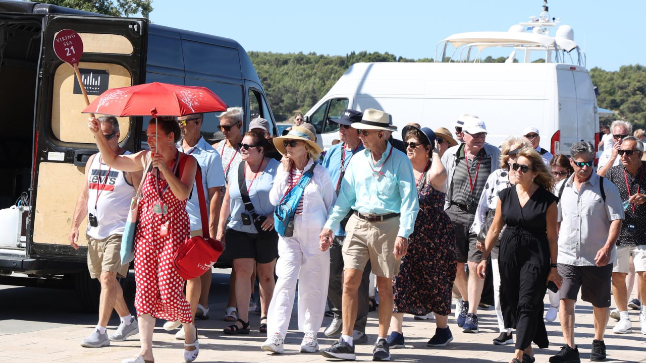 Šibenska jezgra vrvi turistima: Organizirane grupe preplavile grad, vodiči imaju 'pune ruke' posla