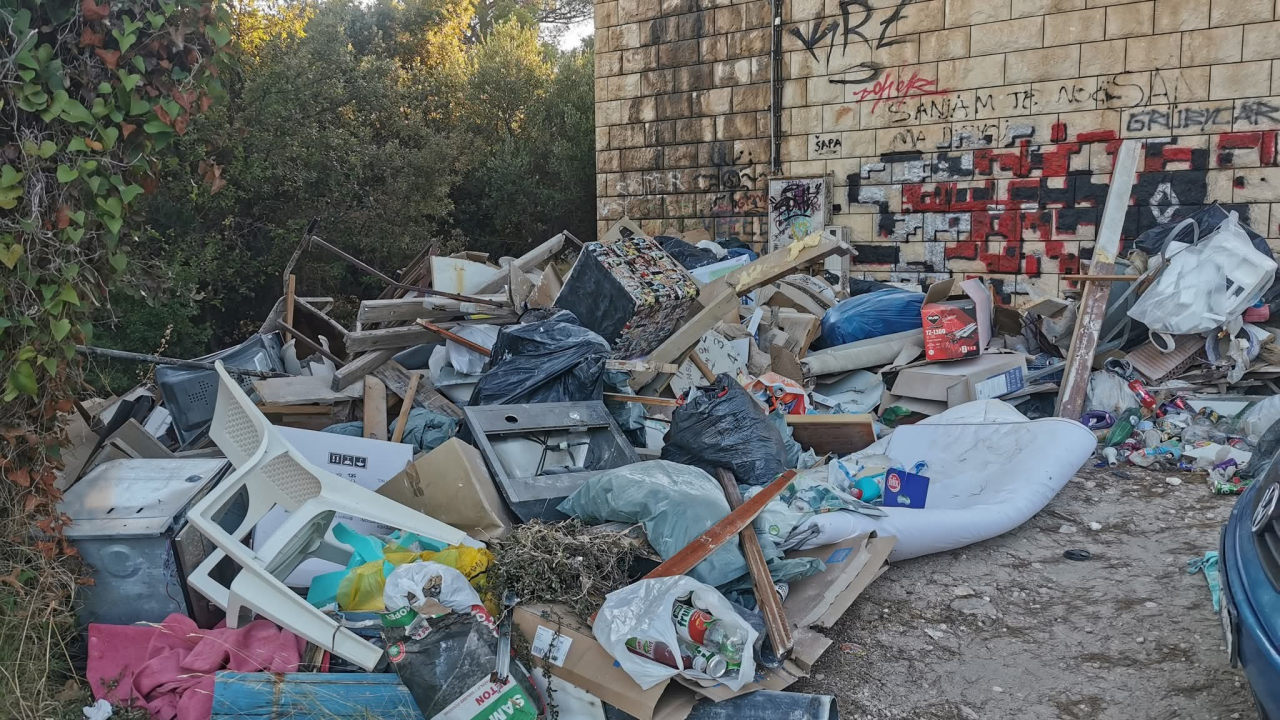 Ilegalno odlagalište ispod Brodaričkog mosta: Sramotne prizore u prirodi građani sve češće prijavljuju