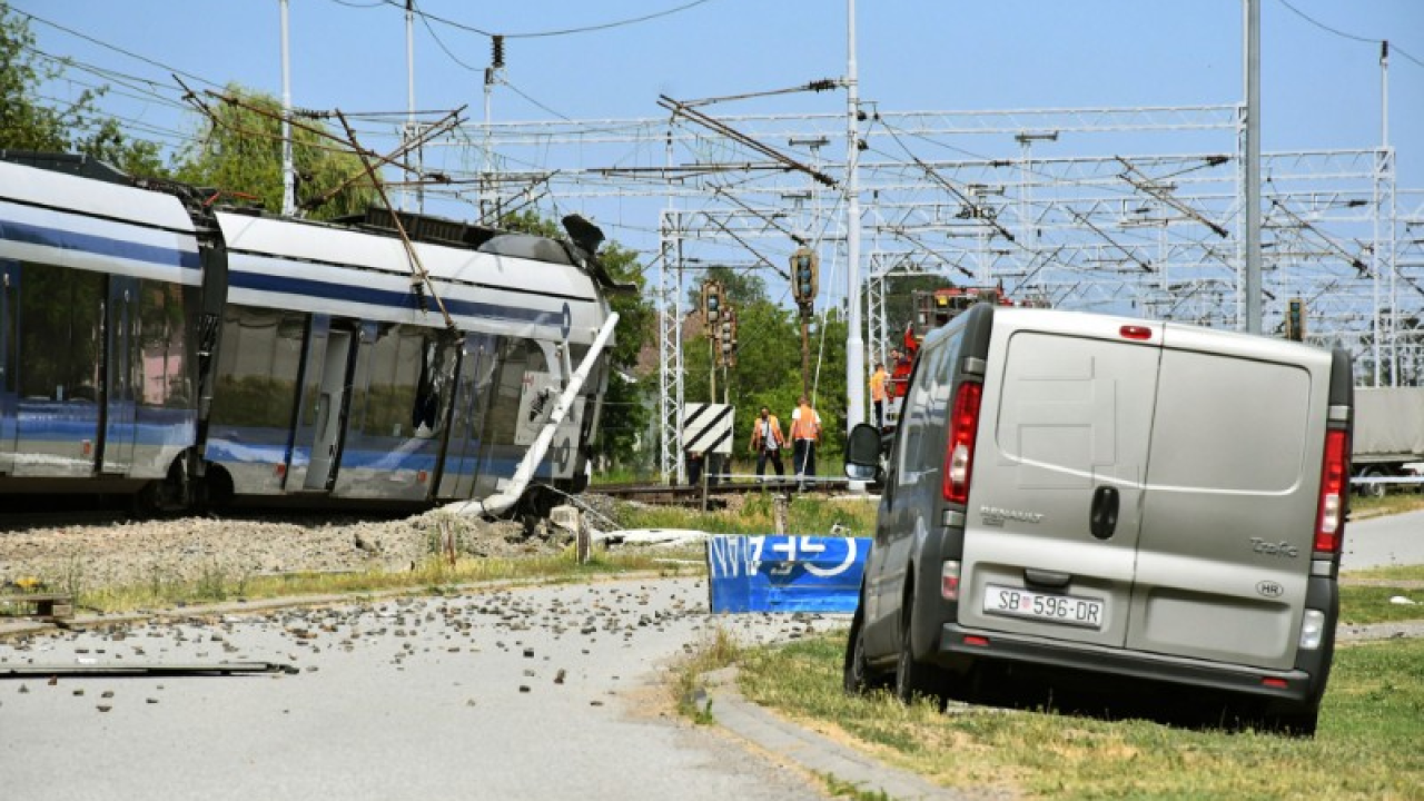 U naletu vlaka poginuo vozač kamiona, strojovođa teško ozlijeđen