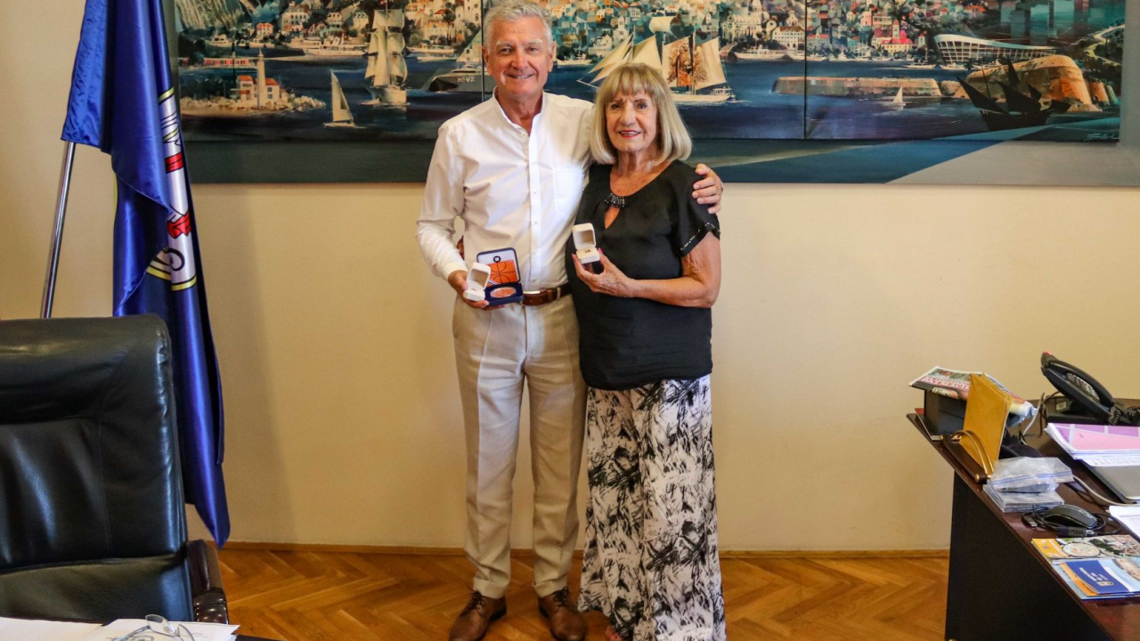 Biserka Petrović darovala gradonačelniku Buriću srebrnjak s Draženovim likom