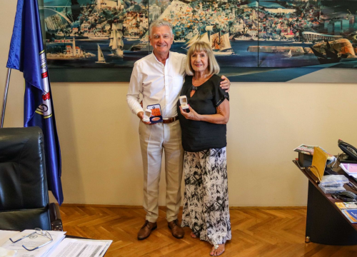 Biserka Petrović darovala gradonačelniku Buriću srebrnjak s Draženovim likom