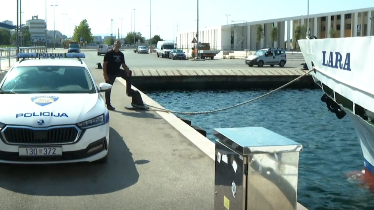 Stanovnici Zlarina i Prvića blokirali Jadrolinijin brod: 'Ukrcali turiste, za nas nije bilo mjesta'