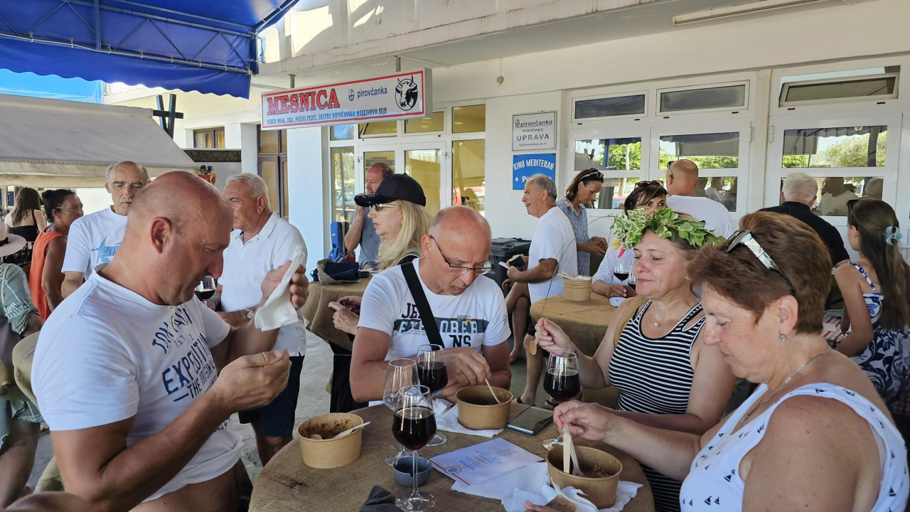 U Pirovcu je u petak sve bilo u znaku tradicije i starih običaja marendavanja