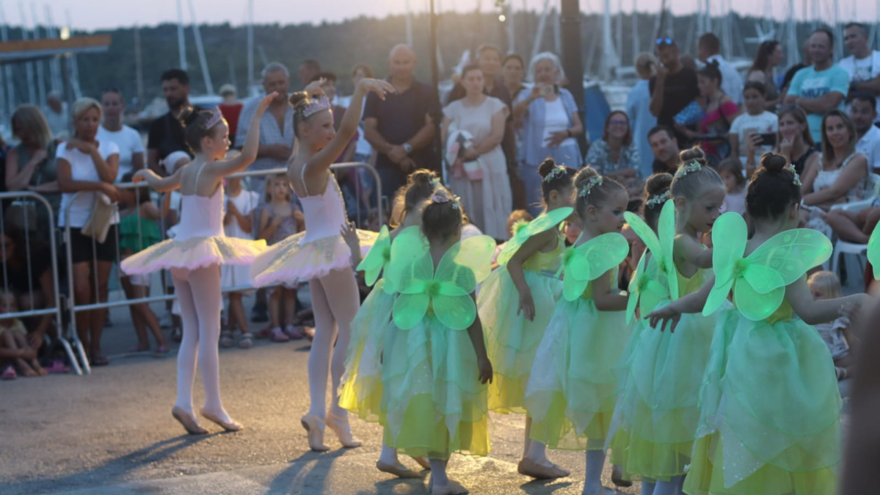 'Tajna u šumi vila': Mlade tribunjske balerine pretvorile Pirovac u vilinsku pozornicu