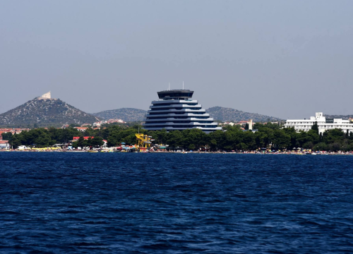 Kava s mlijekom u Vodicama skuplja nego piše u cjeniku: Iskustvo s plaže Hangar otvara pitanje naplate dodataka