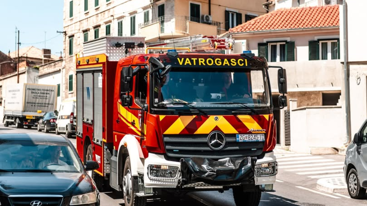 Slovenac popravljao brodski motor u Jezerima pa zapalio i brod i pola dvorišta