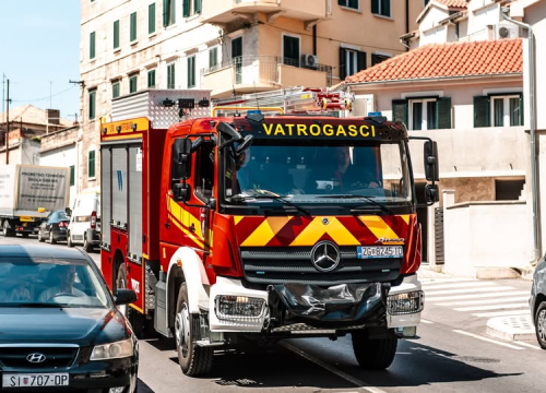 Slovenac popravljao brodski motor u Jezerima pa zapalio i brod i pola dvorišta