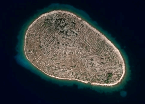 Baljenac – Otok šibenskog arhipelaga koji izgleda kao otisak prsta čuva tajnu dalmatinske baštine