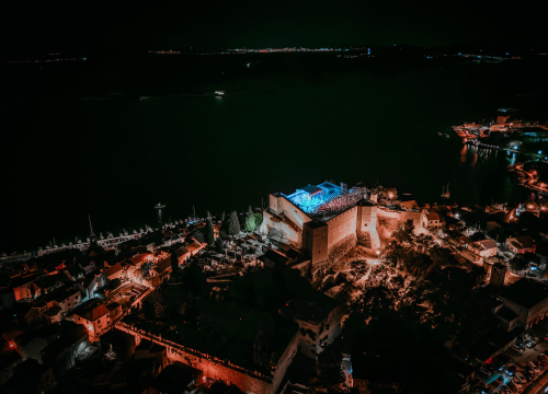 Fotografija 1 - FOTO Gitaristički virtuoz Cory Wong oduševljen Tvrđavom sv. Mihovil, kiša malo skratila koncert