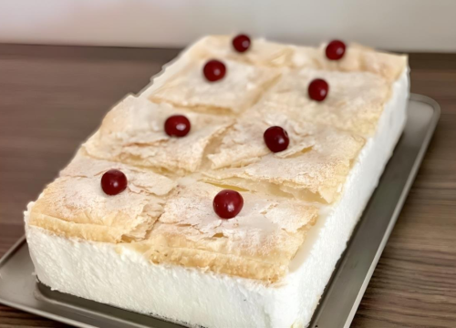 Za kremaste jogurt kremšnite potrebno je svega par sastojaka