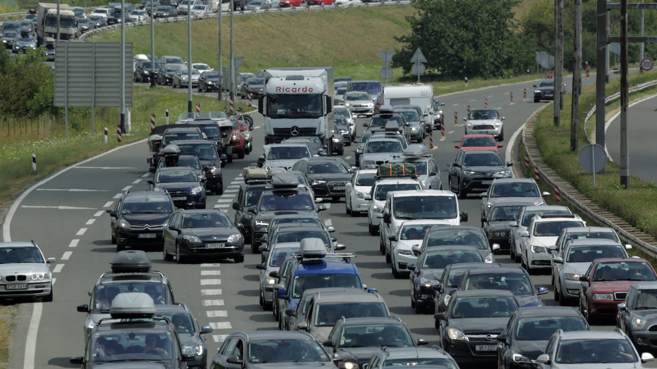 Ljetni vikend kaos na cestama: Gužve, nesreće i kilometarske kolone