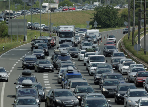 Ljetni vikend kaos na cestama: Gužve, nesreće i kilometarske kolone
