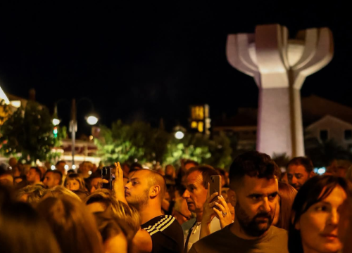Vodička riva sinoć postala plesni podij uz Dražena Zečića: More domaćih i stranih gostiju pjevalo u glas