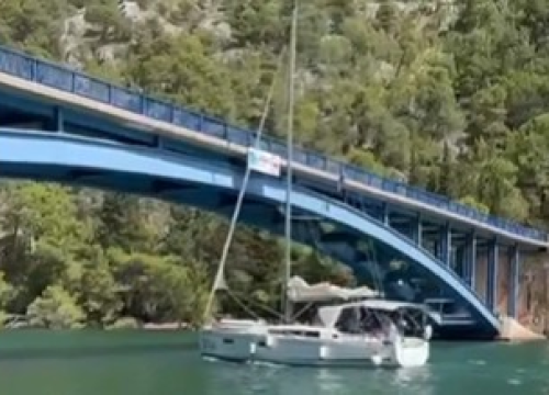 Drama u Skradinu: Mađari pokušali proći jedrilicom ispod mosta i ostali bez jarbola