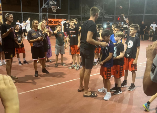 Fotografija 5 - Večernji basket, modna revija i druženje: 'Mozart kup' u čast Draženu Petroviću okupio sve generacije