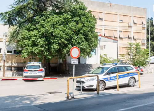 Muškarac (46) u Šibeniku ukrao registraciju s policijskog vozila i prijetio 34-godišnjaku