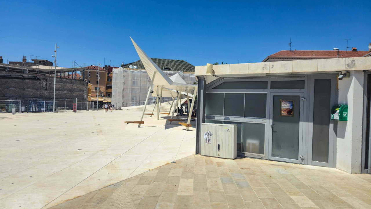 Udružili se gimnazijalci i umirovljenici: Na autobusnom kolodvoru, Poljani i Rezalištu postavljeni defibrilatori