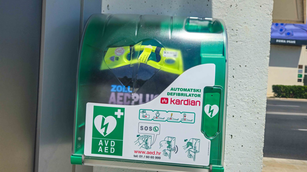 Udružili se gimnazijalci i umirovljenici: Na autobusnom kolodvoru, Poljani i Rezalištu postavljeni defibrilatori